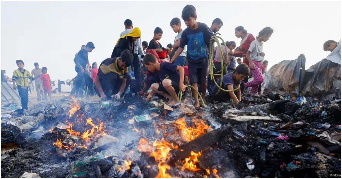 গাজার একটি স্থানে ইসরায়েলের সাম্প্রতিক হামলার পর জিনিসপত্র খুঁজছে ফিলিস্তিনিরা। ছবি: রয়টার্স